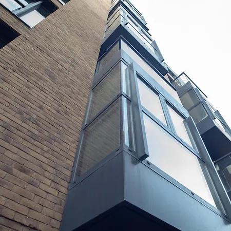 Spacious 1 Bed With Workspace, Coffee & Free Secure Parking 버밍엄