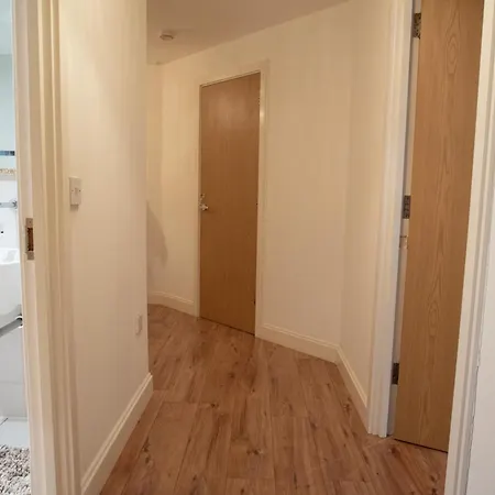 Spacious 1 Bed With Workspace, Coffee & Free Secure Parking