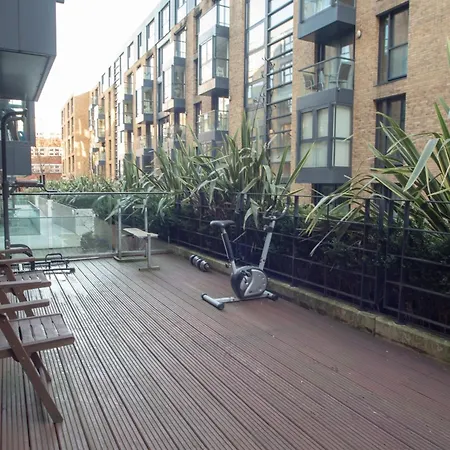 Spacious 1 Bed With Workspace, Coffee & Free Secure Parking 아파트