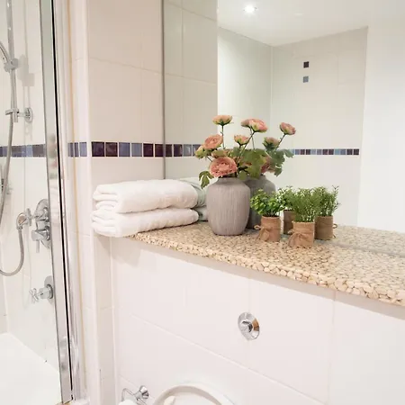 Spacious 1 Bed With Workspace, Coffee & Free Secure Parking 아파트 *