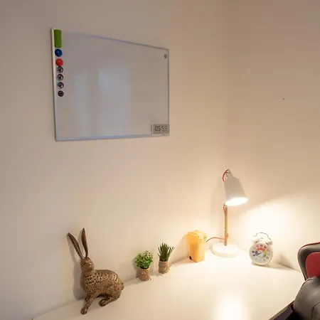 Spacious 1 Bed With Workspace, Coffee & Free Secure Parking 아파트 *
