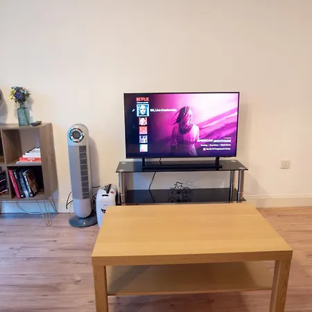 Spacious 1 Bed With Workspace, Coffee & Free Secure Parking *