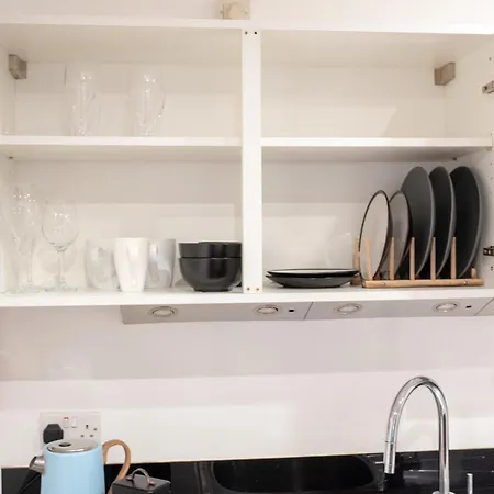 Spacious 1 Bed With Workspace, Coffee & Free Secure Parking 버밍엄