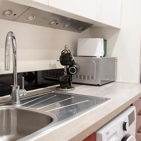 아파트 Spacious 1 Bed With Workspace, Coffee & Free Secure Parking *