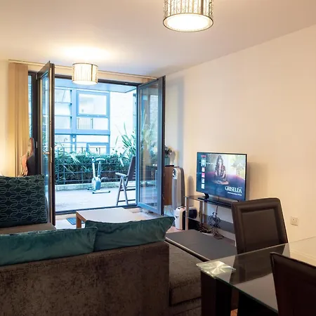 아파트 Spacious 1 Bed With Workspace, Coffee & Free Secure Parking 버밍엄